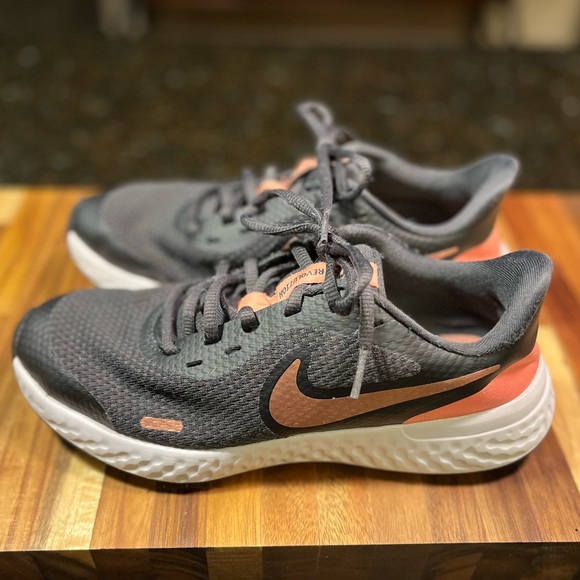 Nike Revolution running shoes size 5Y - Picture 1 of 5